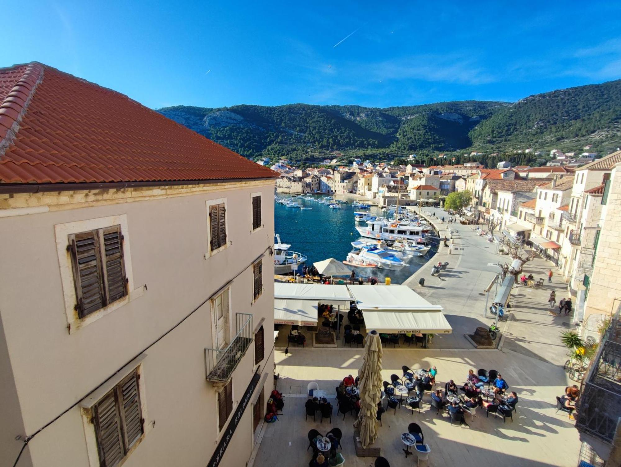 Apartman Riva 2 Komiža Esterno foto