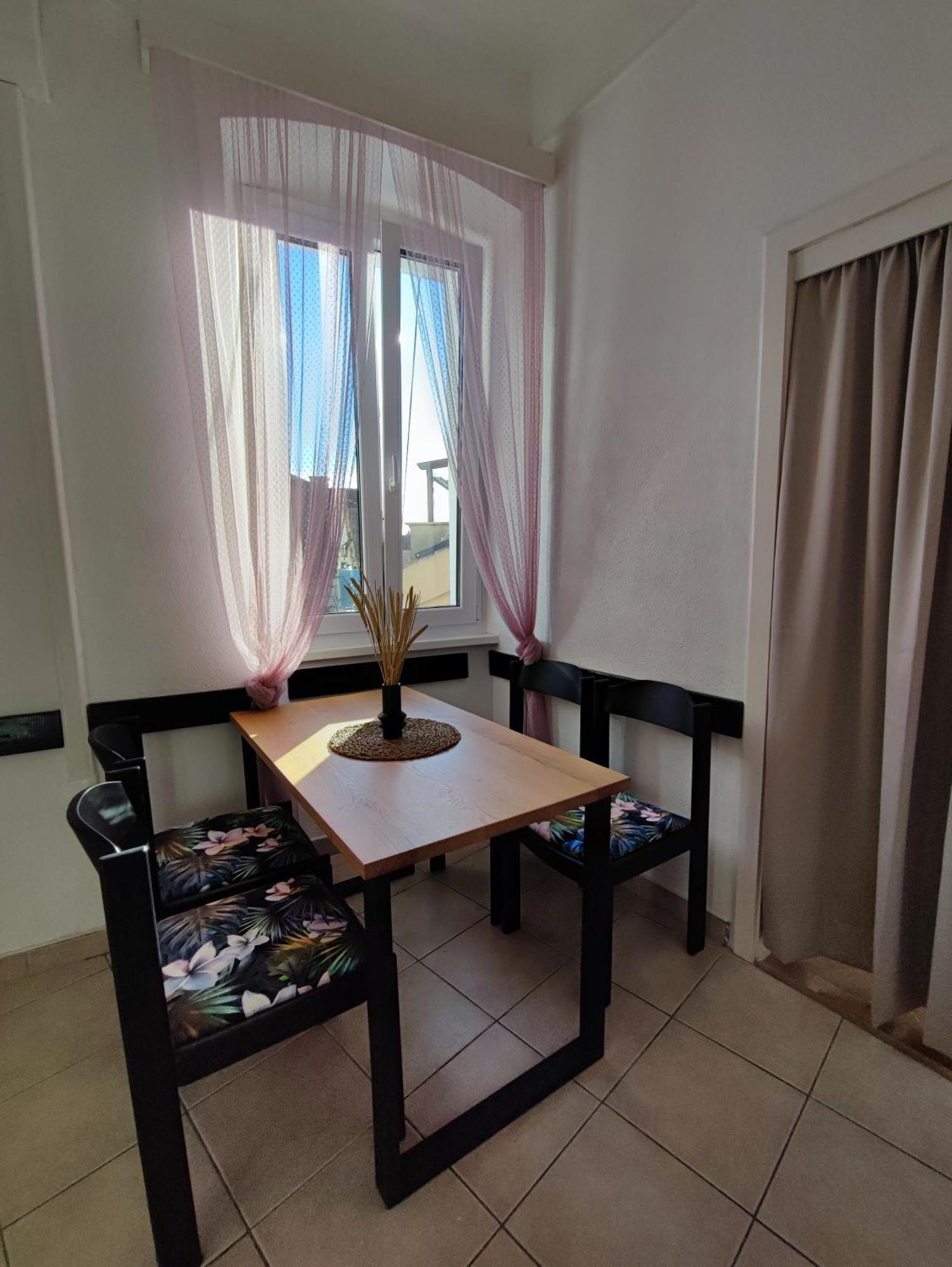 Apartman Riva 2 Komiža Esterno foto